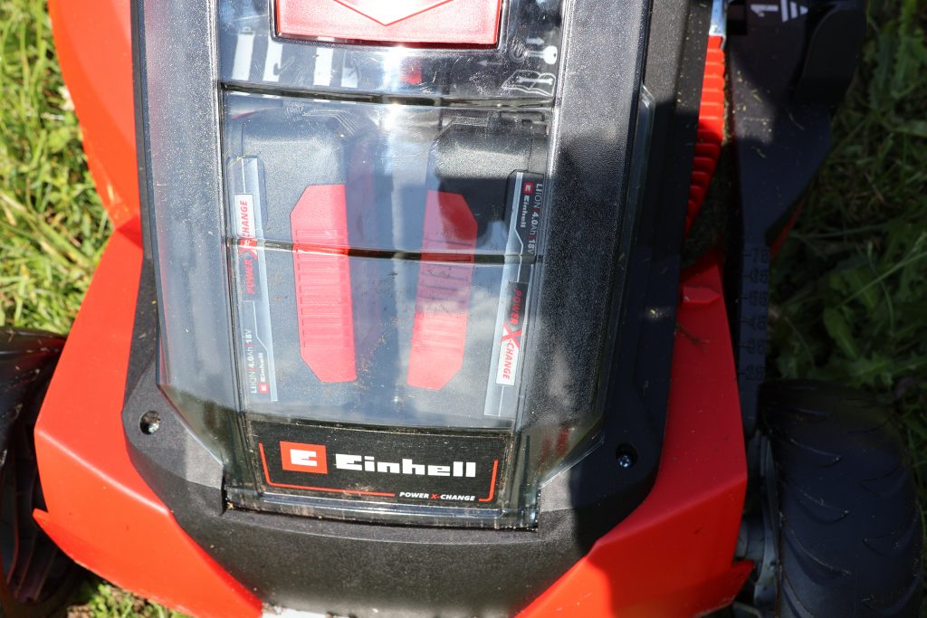 Einhell GE-CM 43 Li M Akku-Rasenmäher Akkus im Gerät