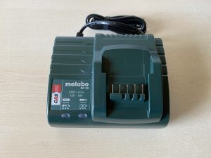 Metabo HS 18 LTX 55 Akku-Heckenschere Akkuladegerät