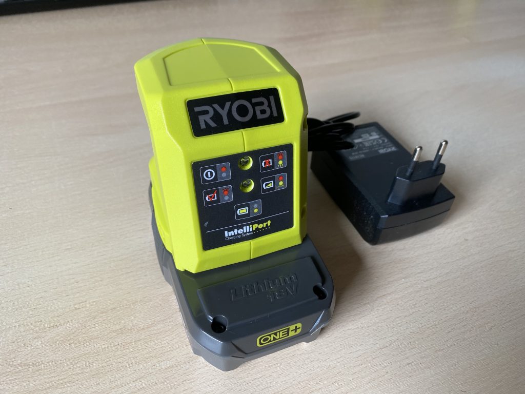 Ryobi ONE+ RY18HT45A-120 Akku-Heckenschere Akkuladegerät auf Akku