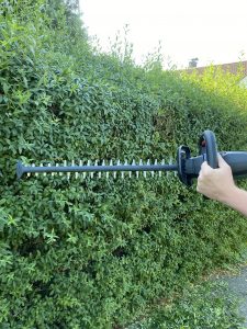 Bosch Universal Hedge Cut 18-55 Akku-Heckenschere Hecke schneiden 1