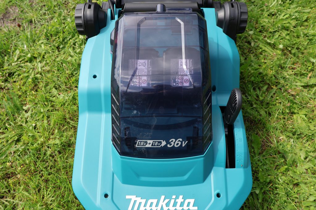 08 Makita Akku-Rasenmäher Akkufach