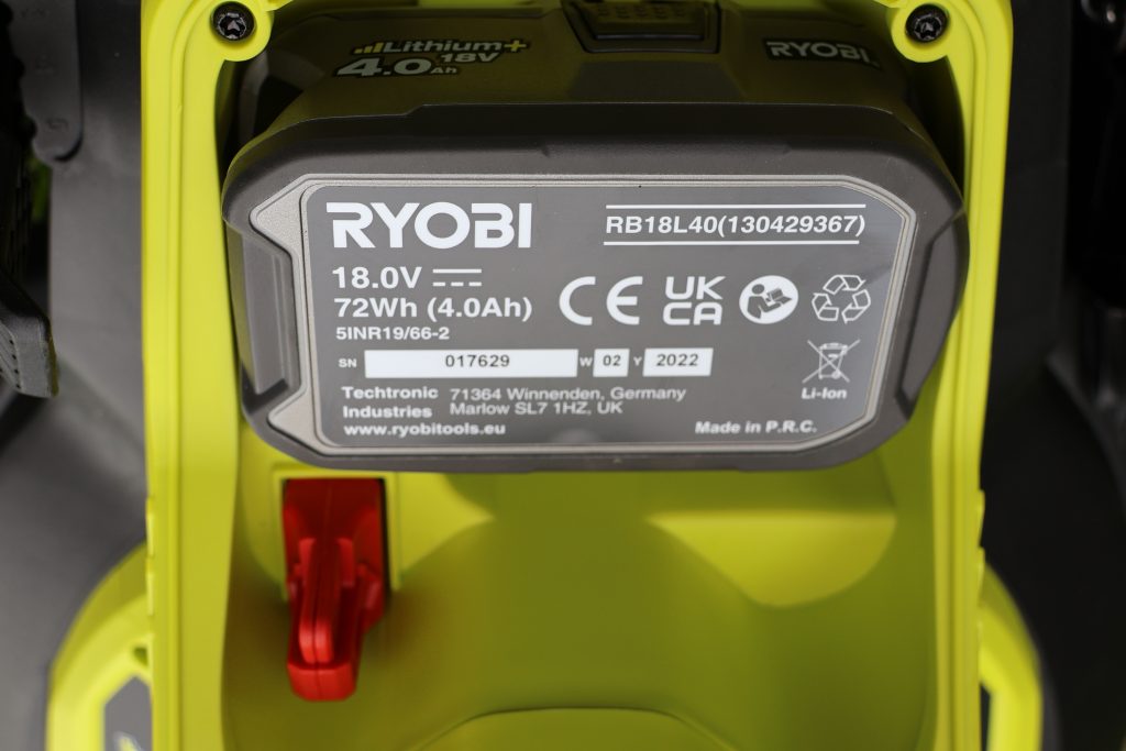 08 Ryobi Akku-Rasenmäher Akku im Gerät
