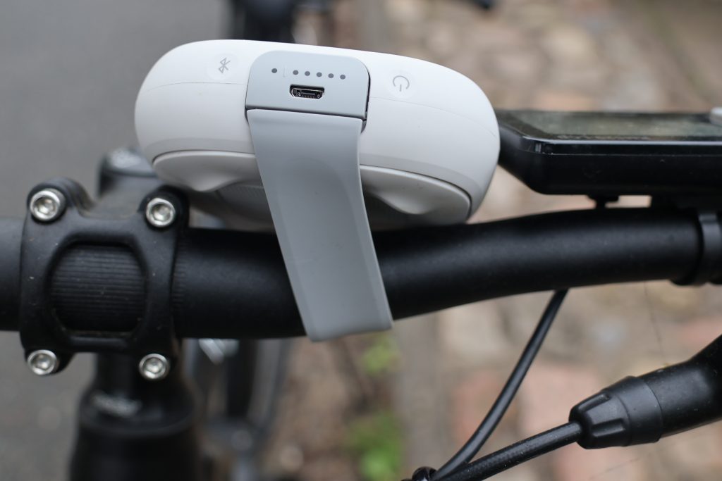 Bose Soundlink Micro Bluetooth-Lautsprecher am Fahrradlenker Rückseite