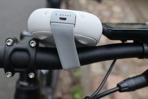Bose Soundlink Micro Bluetooth-Lautsprecher am Fahrradlenker Rückseite