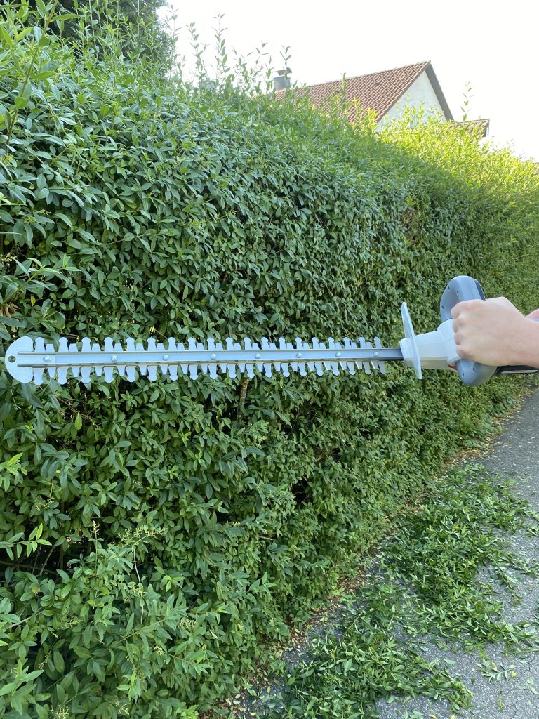IKRA IAHS 20-1 Akku-Heckenschere Hecke schneiden 1