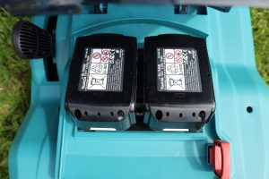 09 Makita Akku-Rasenmäher Akkufach mit Akkus