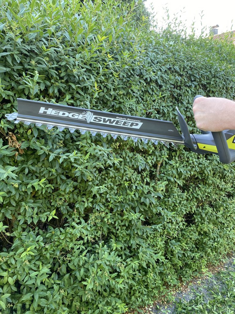 Ryobi ONE+ RY18HT45A-120 Akku-Heckenschere Hecke schneiden 1