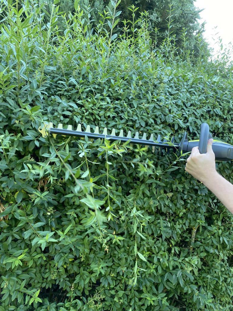 Ryobi ONE+ RY18HT45A-120 Akku-Heckenschere Hecke schneiden 4