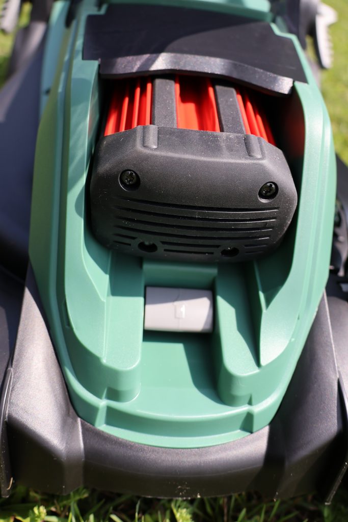 16 Bosch EasyRotak 36-550 Akku-Rasenmäher Akku im Gerät