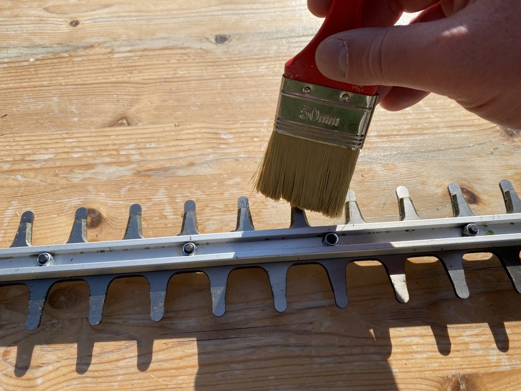 EGO HT2410E Akku-Heckenschere Reinigung Schwert