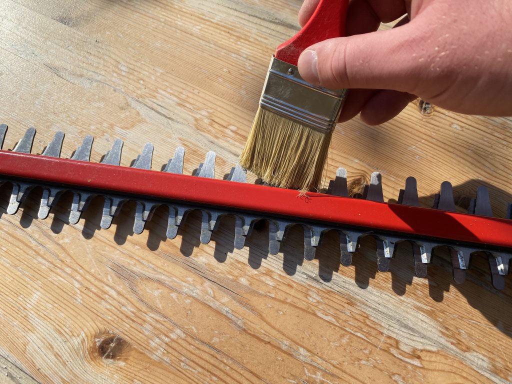Einhell GE-CH 1846 Li Akku-Heckenschere Reinigung Schwert