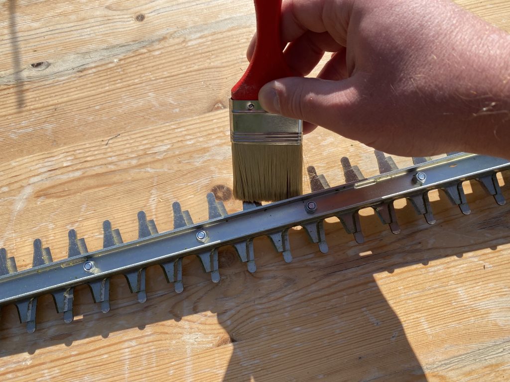 Makita DUH523RF Akku-Heckenschere Reinigung Schwert