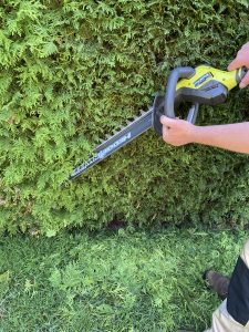 Ryobi ONE+ RY18HT45A-120 Akku-Heckenschere Thuja schneiden 2