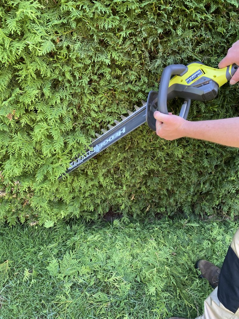 Ryobi ONE+ RY18HT45A-120 Akku-Heckenschere Thuja schneiden 2
