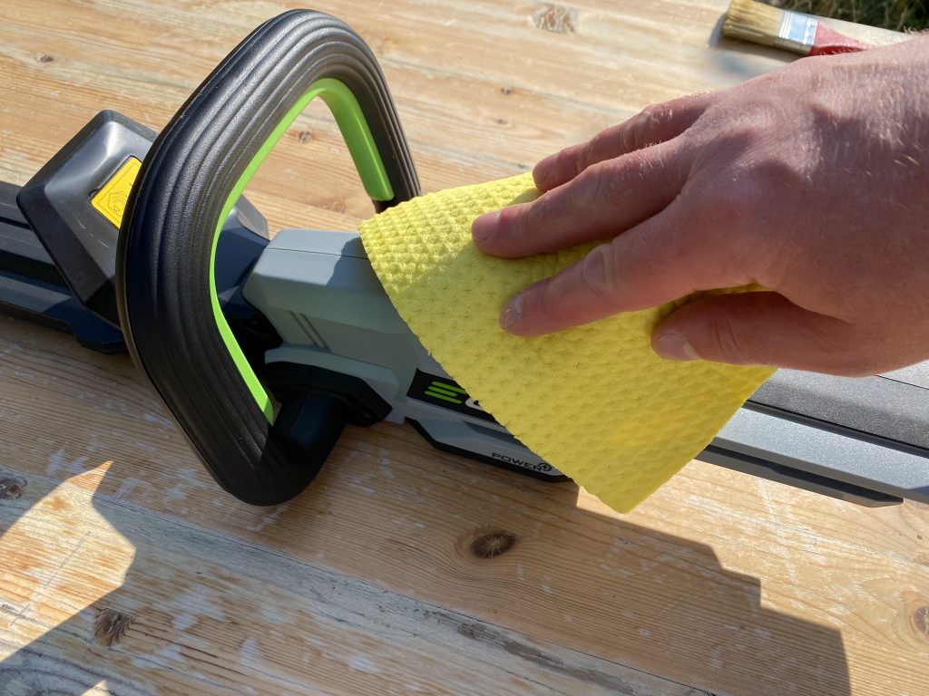 EGO HT2410E Akku-Heckenschere Renigung Gerät