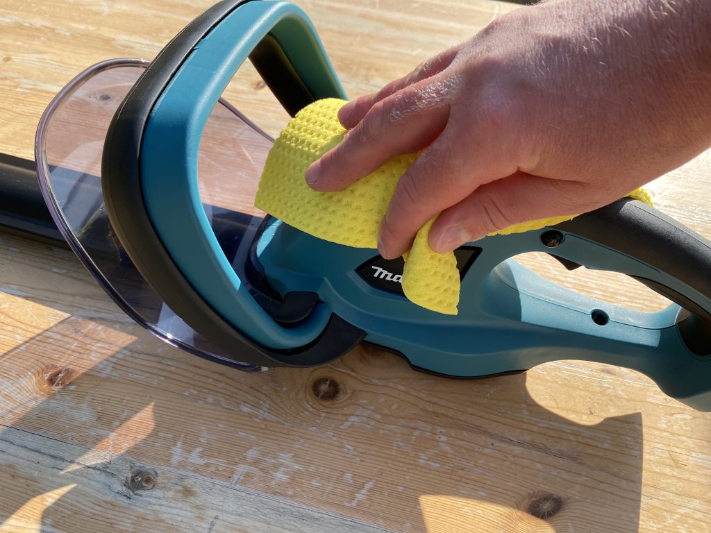 Makita DUH523RF Akku-Heckenschere Reinigung Gehäuse