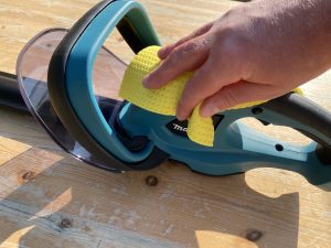 Makita DUH523RF Akku-Heckenschere Reinigung Gehäuse