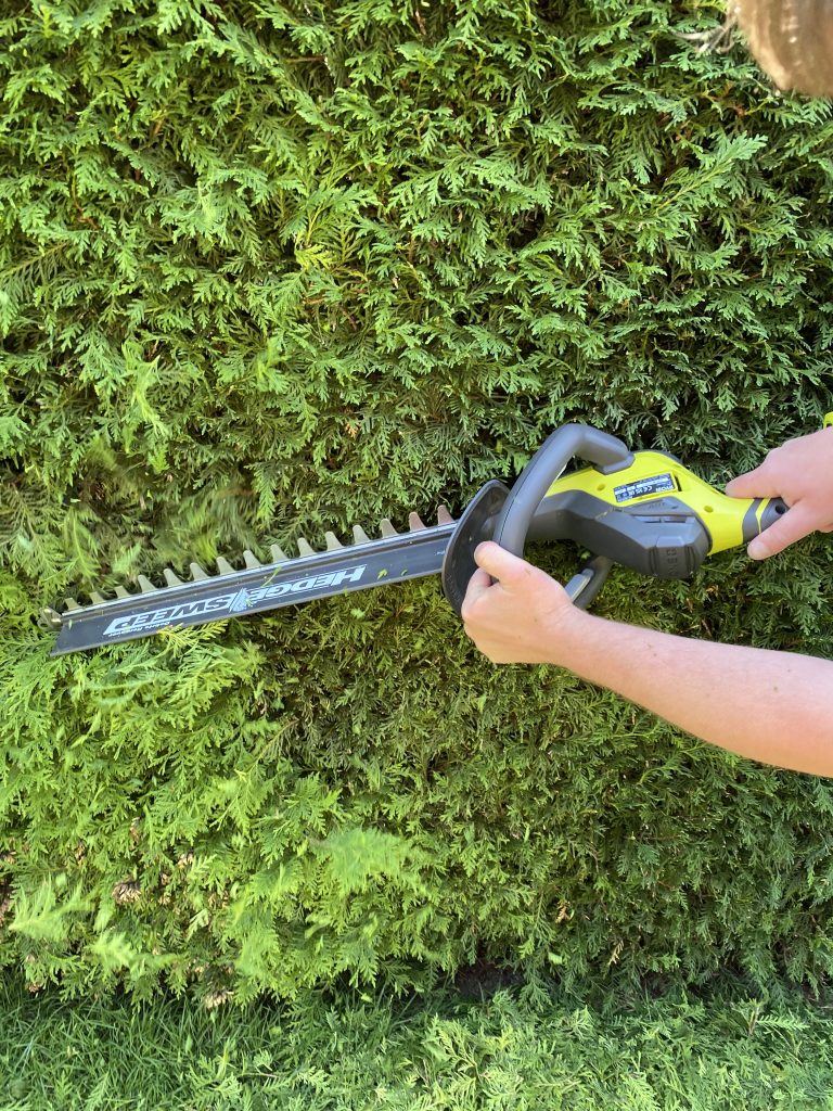 Ryobi ONE+ RY18HT45A-120 Akku-Heckenschere Thuja schneiden 3