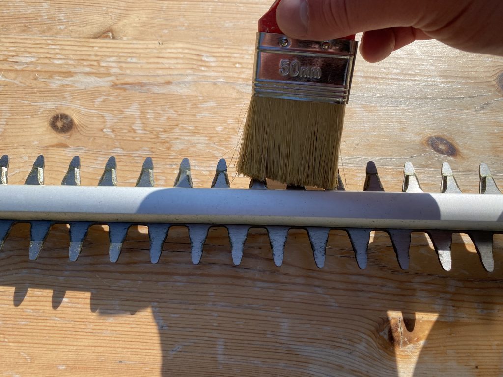 AL-KO HT 1845 Akku-Heckenschere Reinigung Schwert
