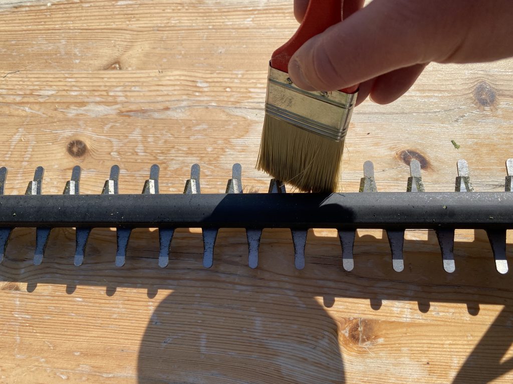 Bosch Universal Hedge Cut 18-55 Akku-Heckenschere Reinigung Schwert