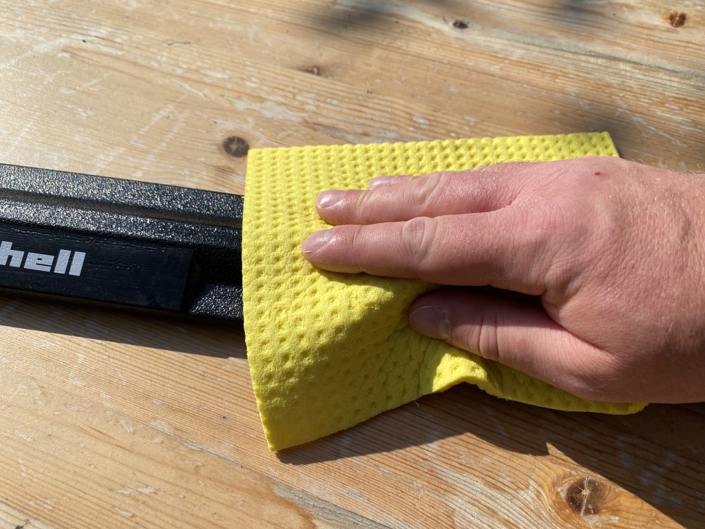 Einhell GE-CH 1846 Li Akku-Heckenschere Reinigung Messerschutz