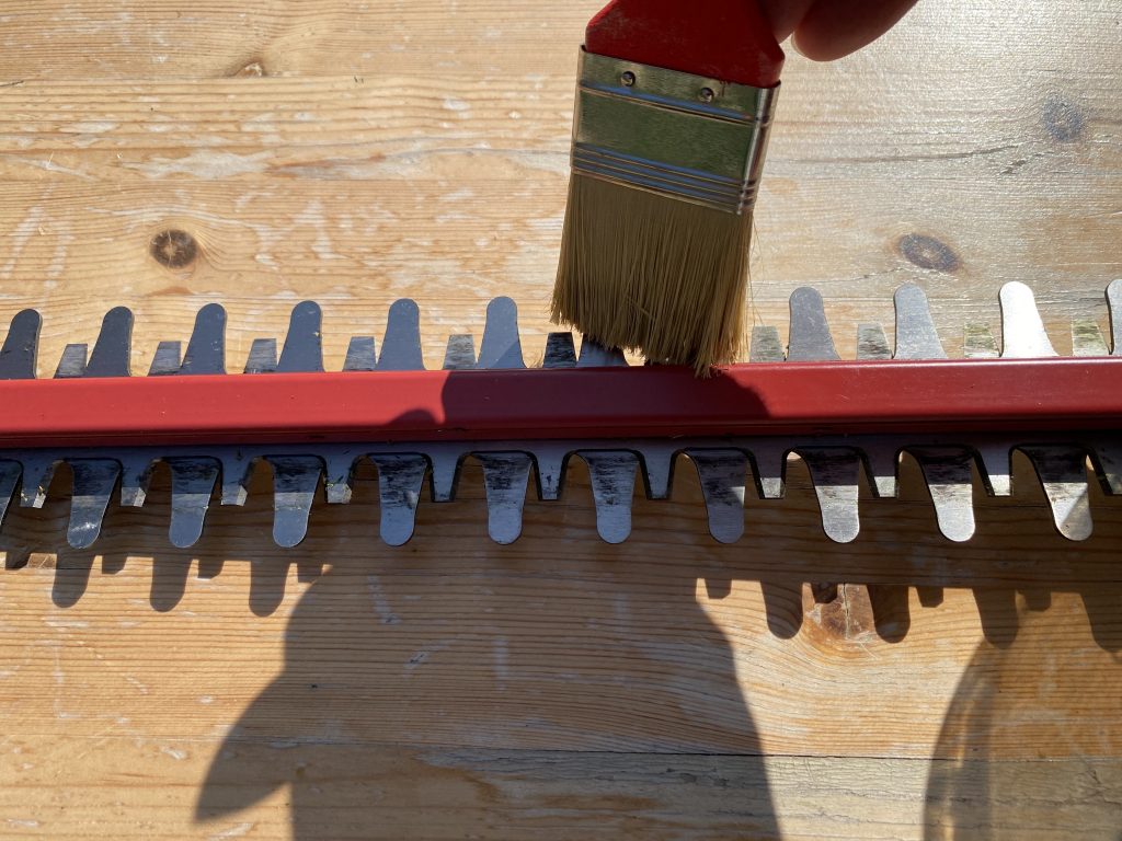 Metabo HS 18 LTX 55 Akku-Heckenschere Reinigung Schwert