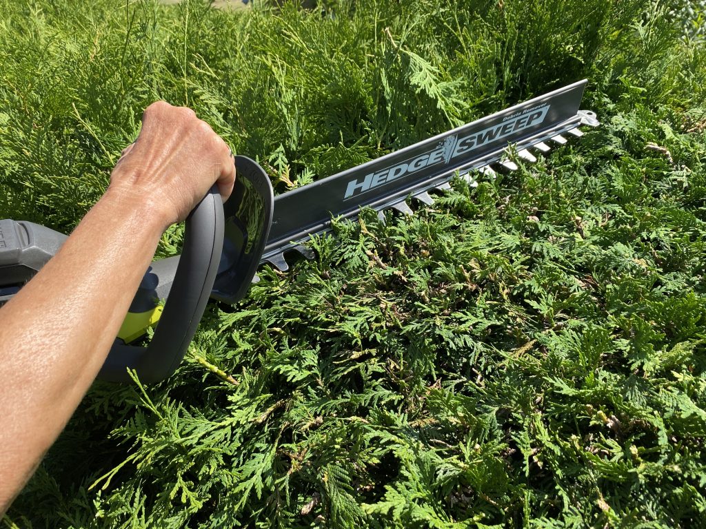 Ryobi ONE+ RY18HT45A-120 Akku-Heckenschere Thuja schneiden 4