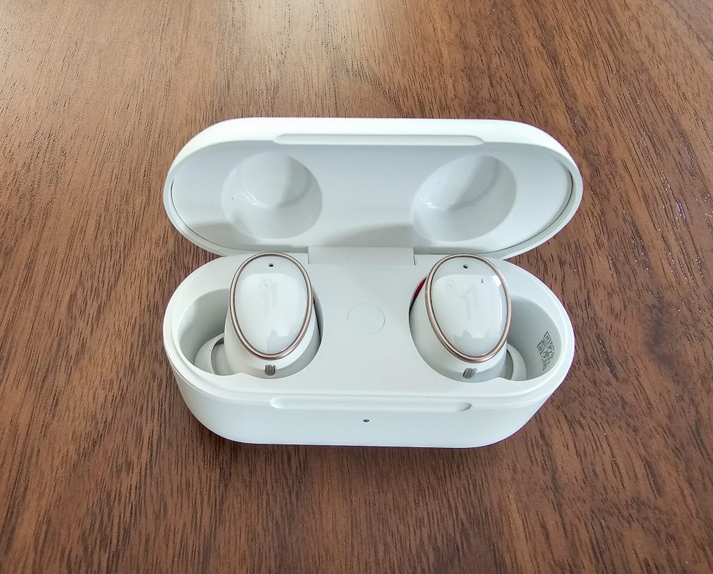 1More EVO In-Ear-Bluetooth-Kopfhörer Ladeschale offen