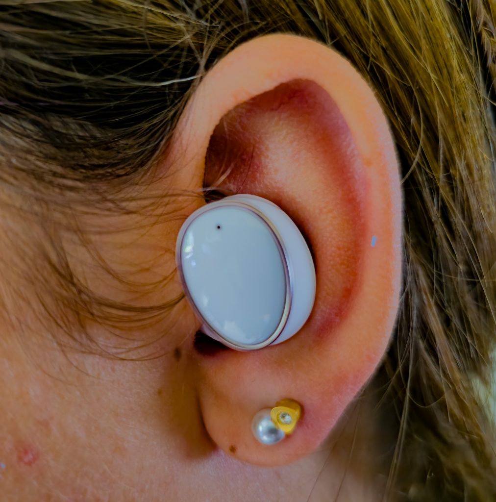 1More EVO In-Ear-Bluetooth-Kopfhörer im Ohr