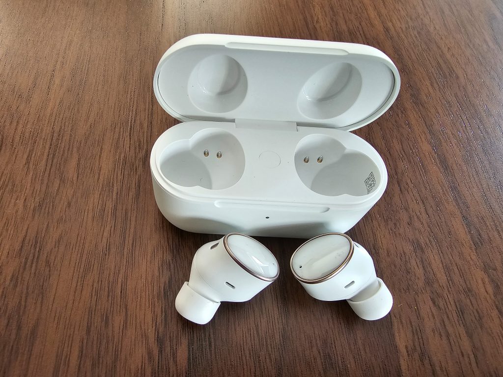 1More EVO In-Ear-Bluetooth-Kopfhörer vor Ladeetui