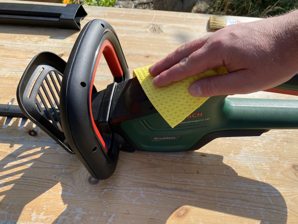 Bosch Universal Hedge Cut 18-55 Akku-Heckenschere Renigung Gerät