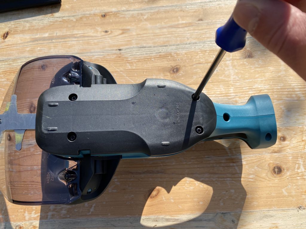 Makita DUH523RF Akku-Heckenschere Öffnen Messerwechsel
