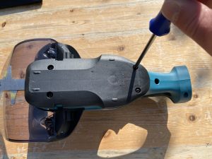 Makita DUH523RF Akku-Heckenschere Öffnen Messerwechsel