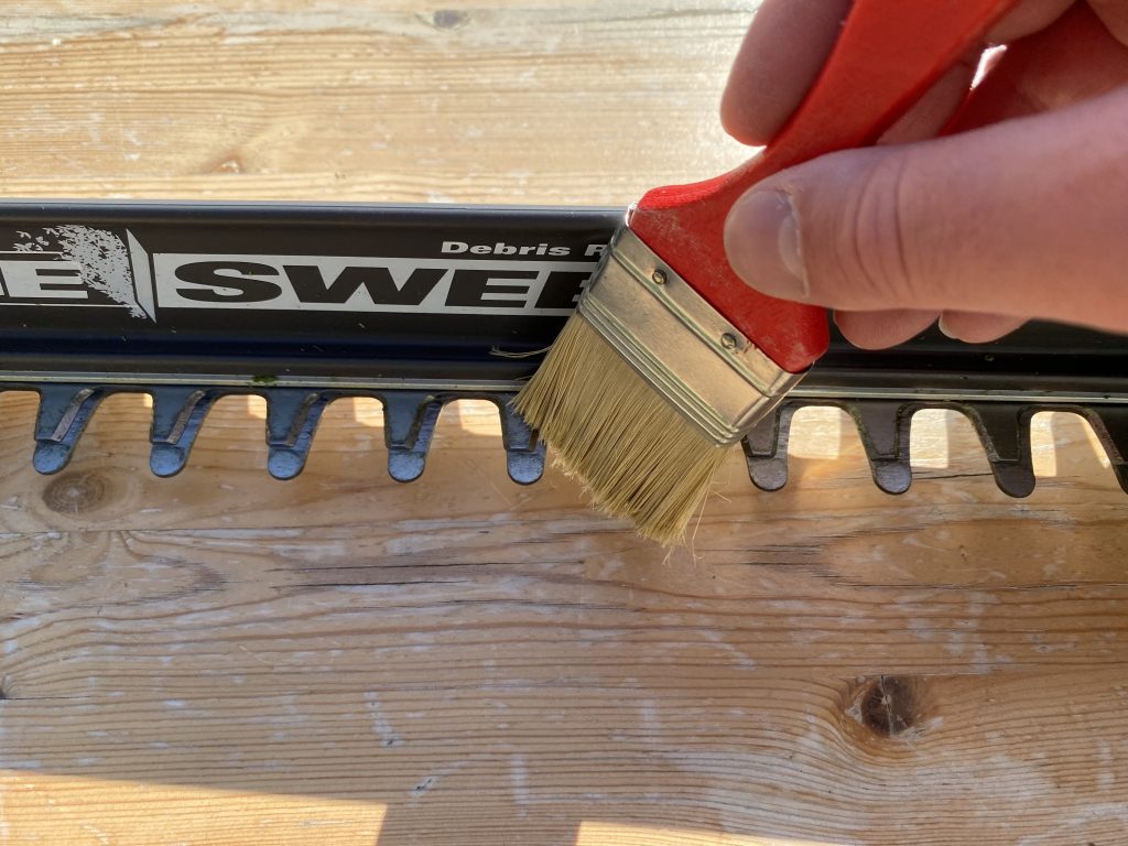 Ryobi ONE+ RY18HT45A-120 Akku-Heckenschere Reinigung Schwert