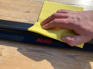 AL-KO HT 1845 Akku-Heckenschere Reinigung Messerschutz
