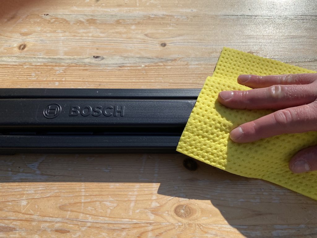 Bosch Universal Hedge Cut 18-55 Akku-Heckenschere Reinigung Messerschutz
