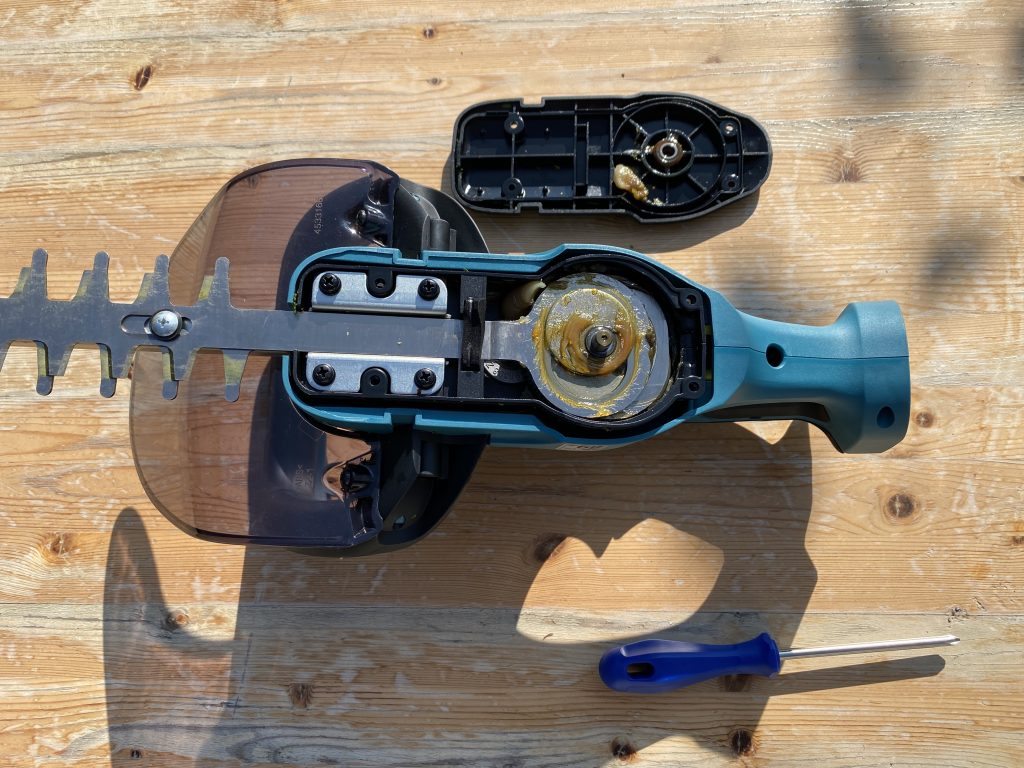 Makita DUH523RF Akku-Heckenschere Innenansicht Messerwechsel