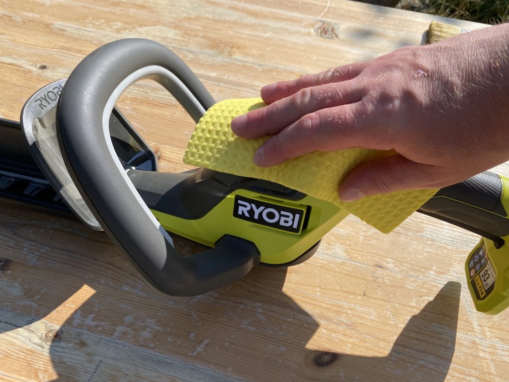 Ryobi ONE+ RY18HT45A-120 Akku-Heckenschere Reinigung Gerät