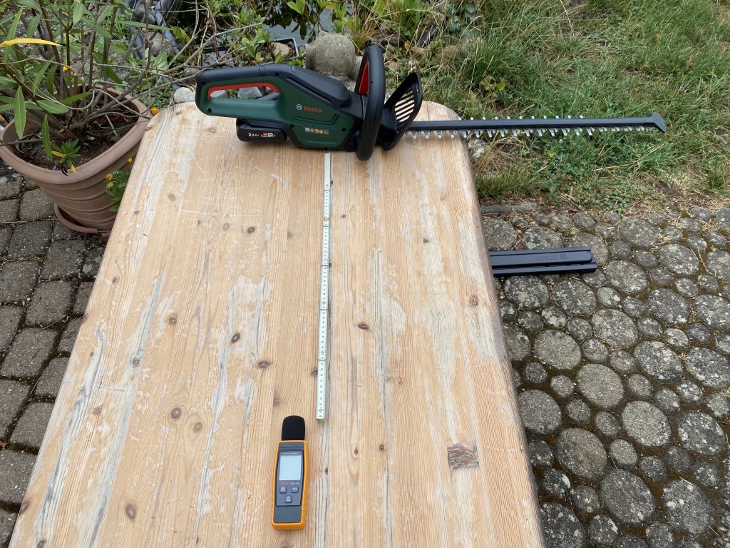 Bosch Universal Hedge Cut 18-55 Akku-Heckenschere Lautstärke 1