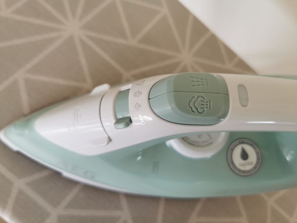 AEG DB 1740LG Dampfbügeleisen Dampfregulierung Detail