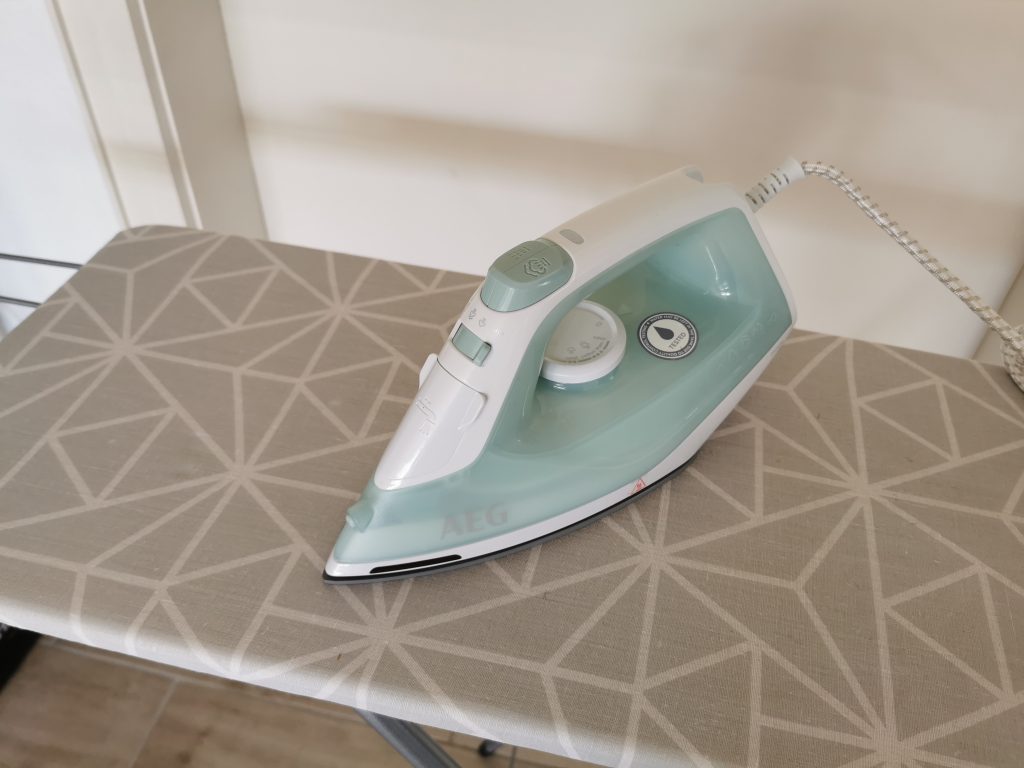 AEG DB 1740LG Dampfbügeleisen seitlich