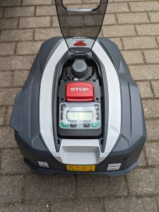 AL-KO Robolinho® 550W Mähroboters von hinten mit geöffneter Abdeckung