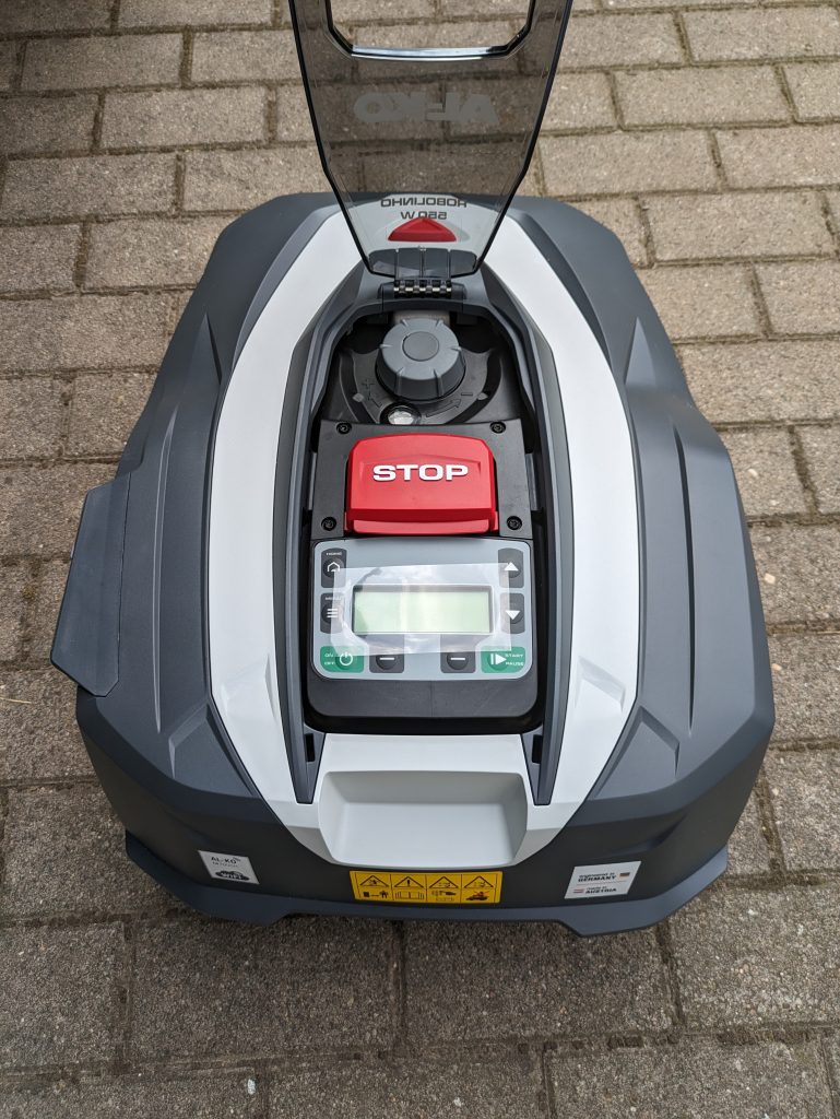 AL-KO Robolinho® 550W Mähroboters von hinten mit geöffneter Abdeckung