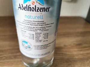 Adelholzener Naturell Mineralwasser Ettikett
