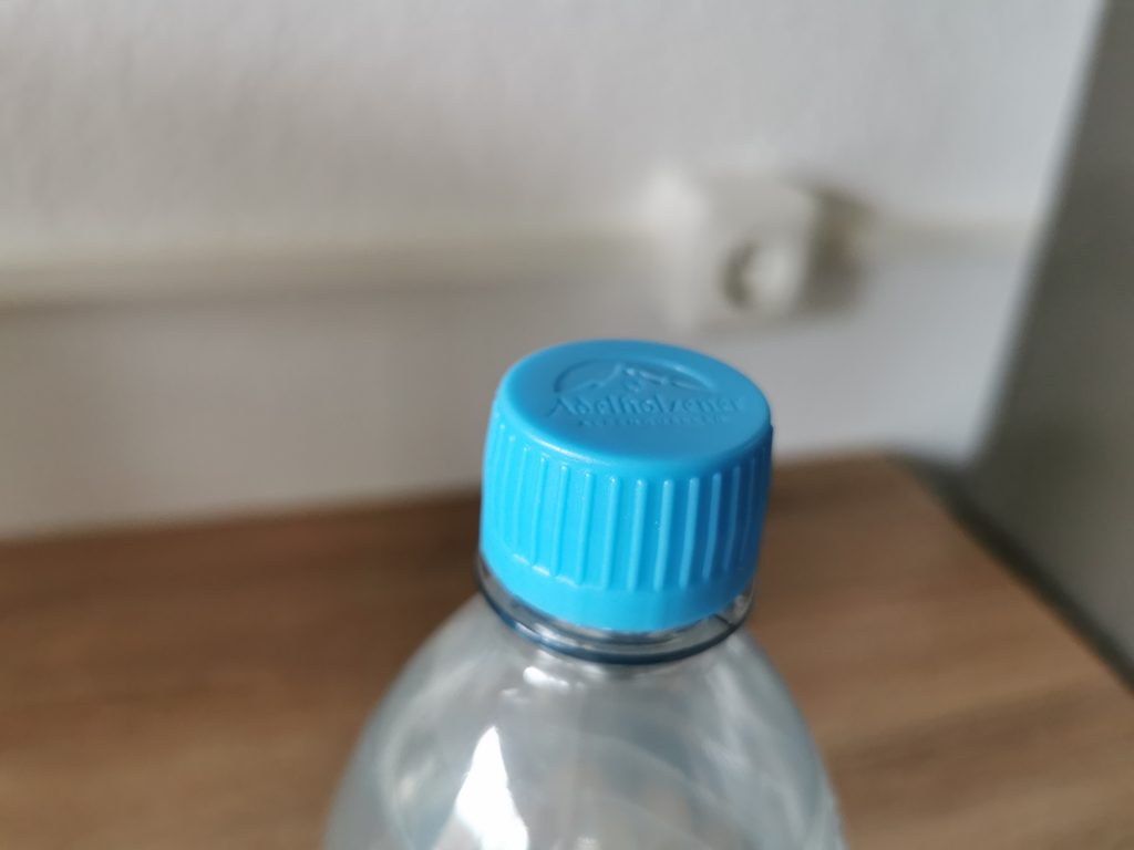 Adelholzener Naturell Mineralwasser Verschlusskappe