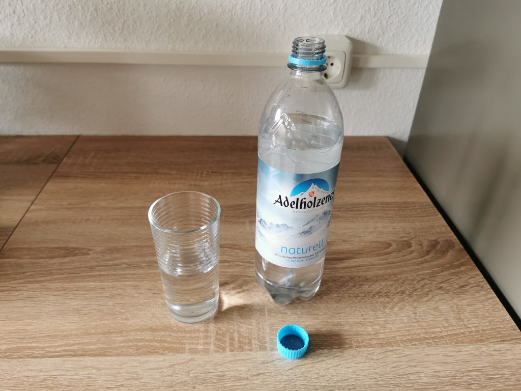 Adelholzener Naturell Mineralwasser im Glas