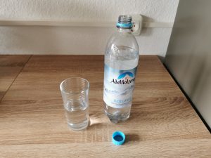 Adelholzener Naturell Mineralwasser im Glas