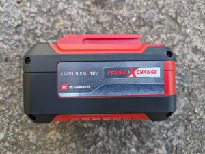 Akku des Einhell FREELEXO 1200 LCD BT Mähroboters von der Seite