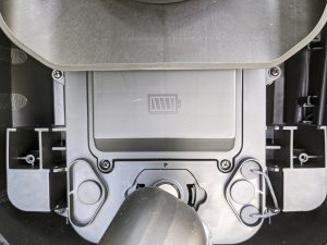 Akkuklappe des LANDXCAPE LX799 Mähroboters