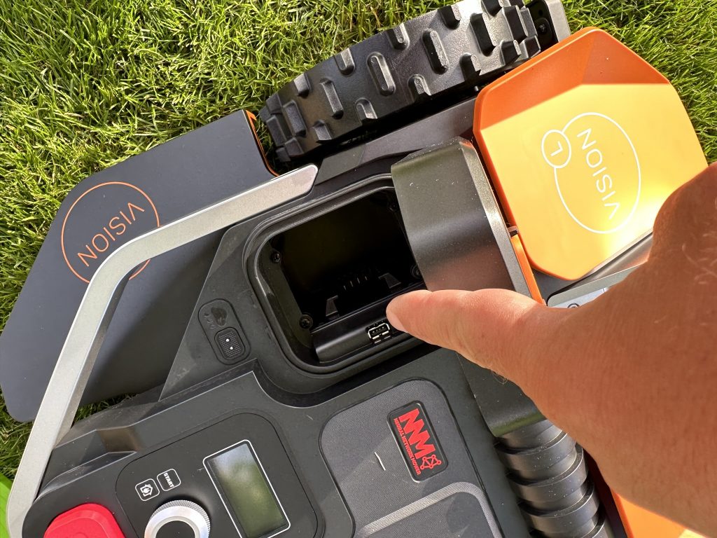 Akkuplatz des Worx Vision M600 Mähroboters